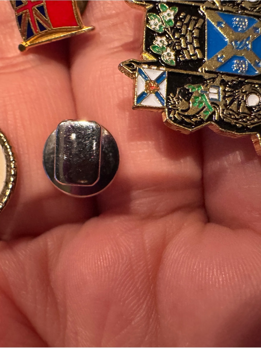 4-Piece Vintage Canadian Souvenir Pin Bundle - Picture 7 of 11